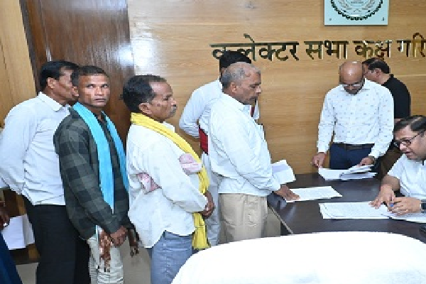 कलेक्टर ने जनदर्शन में सुनी आम नागरिकों की समस्याएं