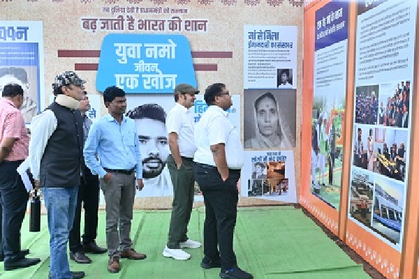 कलेक्ट्रेट परिसर में विकसित भारत-मोदी की संकल्पना थीम पर लगी प्रदर्शनी