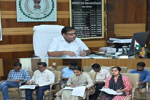 कलेक्टर ने नगरीय निकायों के अधिकारियों की ली समीक्षा बैठक