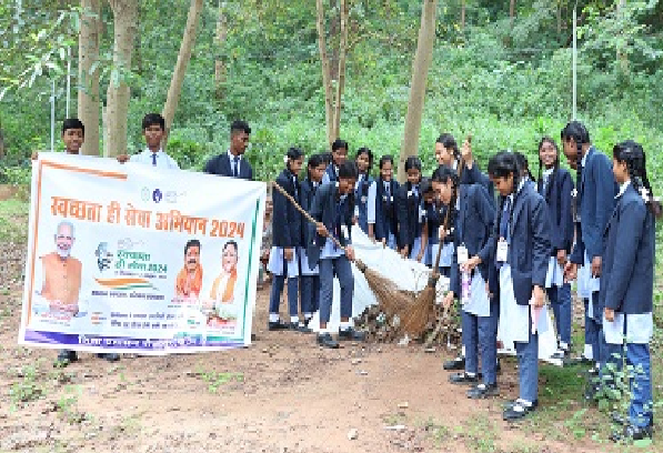 कलेक्टर ने स्वच्छता का शपथ दिलाकर स्वच्छता जागरूकता रैली का किया शुभारंभ