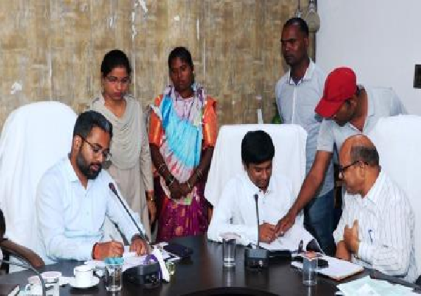 ग्राम हामतवाही के ग्रामीणों ने की धान खरीदी केन्द्र खोलने की मांग, जनदर्शन में मिले 49 आवेदन