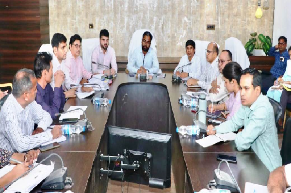 पेंशन प्रकरणों का निराकरण गंभीरता से करें अधिकारी : कलेक्टर