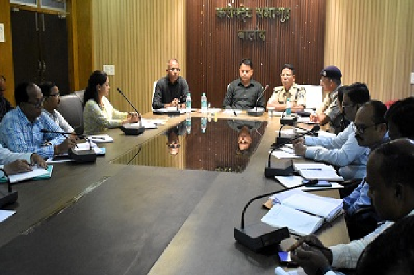 आम जनता के साथ अधिकारी-कर्मचारियों का व्यवहार मधुर एवं आत्मीय हो: कलेक्टर