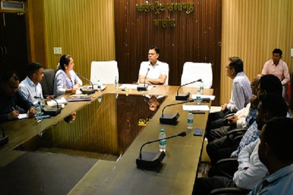कलेक्टर ने ली जिले के गौण खनिज पट्टेधारी, अनुज्ञाधारी एवं परिवहनकर्ताओं की बैठक
