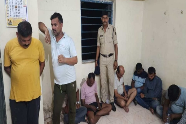 जुए की महफिल पर पुलिस का छापा, पार्षद-पत्रकार सहित 16 जुआरी गिरफ्तार