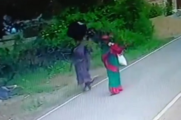 सफाई का झांसा देकर महिलाओं ने पार किए लाखों के गहने...