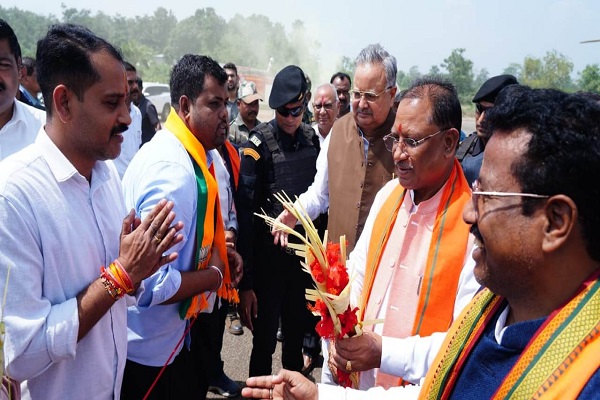 मुख्यमंत्री श्री विष्णुदेव साय का जनप्रतिनिधियों एवं अधिकारियों ने किया आत्मीय स्वागत