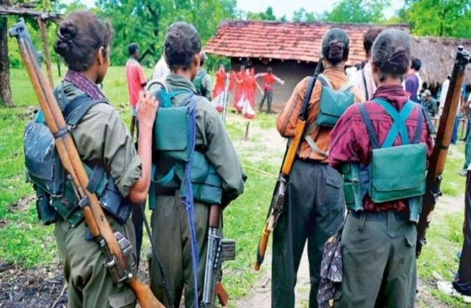 नक्सलियों ने दो युवकों को मौत के घाट उतारा...
