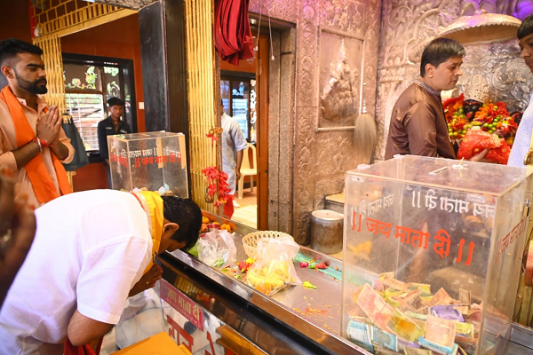 उपमुख्यमंत्री श्री विजय शर्मा ने काली माता मंदिर में पूजा-अर्चना कर प्रदेशवासियों की खुशहाली की कामना की