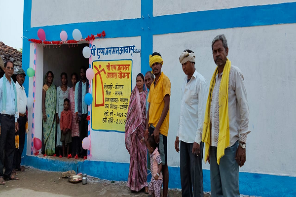 त्यौहारी सीजन में पीएम आवास योजना का लाभ पा कर ग्रामीणों के खिले चेहरे