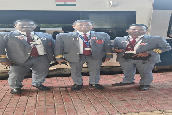 बिलासपुर-नागपुर-बिलासपुर वंदे भारत ट्रेन के सभी टिकट चेकिंग स्टाफ वॉकी-टॉकी से हुए लैस