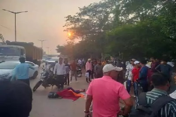 ट्रक की टक्कर से युवती की मौत