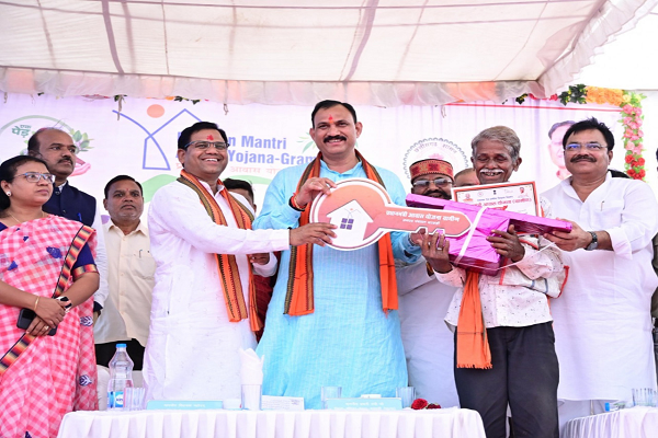 प्रधानमंत्री आवास के नाम पर नियम विरूद्ध कार्य करने पर होगी कड़ी कार्रवाई : प्रभारी मंत्री श्री जायसवाल