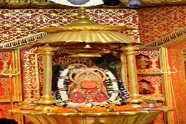 राज्यपाल श्री रमेन डेका ने डोंगरगढ़ में माँ बम्लेश्वरी की पूजा-अर्चना की