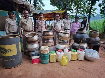 135 लीटर महुआ शराब के साथ 760 किलो लाहन जब्त