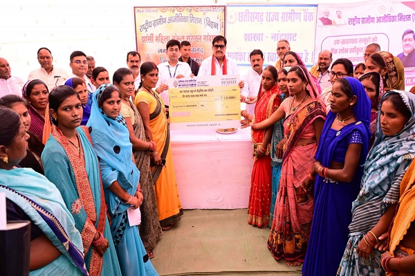 खाद्य मंत्री श्री बघेल ने स्व-सहायता समूह की महिलाओं को 3.50 करोड़ रूपये के ऋण स्वीकृति का चेक वितरित किया