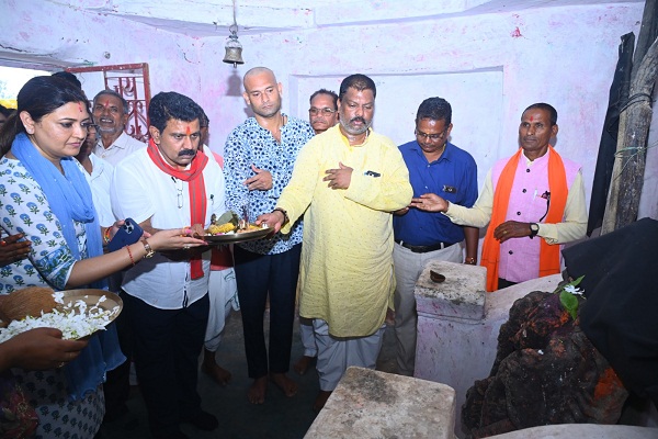 उपमुख्यमंत्री श्री विजय शर्मा नवरात्री के पावन पर्व पर ग्राम कामठी पहुंचकर मंदिर, देवालय, और दुर्गा माता पंडाल में विशेष पूजा अर्चना की