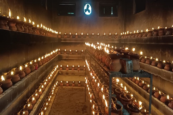 पूजा अर्चना व जय जयकारों से गुंजा रहा देवी मंदिर                       