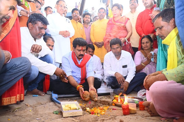 उप मुख्यमंत्री श्री विजय शर्मा ने ठाकुर देव चौक से हाई-टेक बस स्टैण्ड सड़क मार्ग उन्नयन का किया भूमिपूजन 
