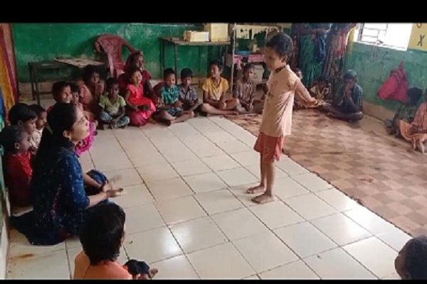 आंगनबाड़ी केंद्र भड़िया में बच्चे बाल गीत के माध्यम से बता रहे अपना परिचय