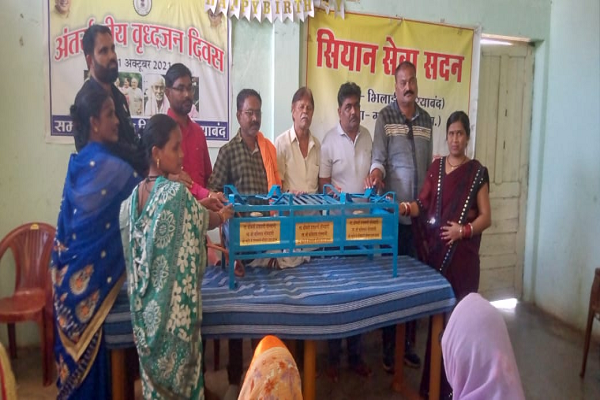 स्वर्गीय कविनाथ सोनवानी सेवानिवृत्त एवं पेंशनर संघ अध्यक्ष की प्रथम पुण्यतिथि गरियाबंद के ग्राम भिलाई स्थित सियान सेवा सदन में मनाया गया