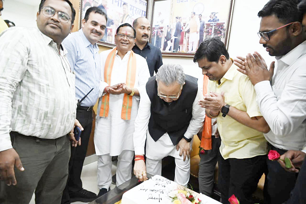  विधानसभा अध्यक्ष डॉ रमन सिंह को केक कटवाकर अजय रोहरा ने दी जन्मदिन की बधाई