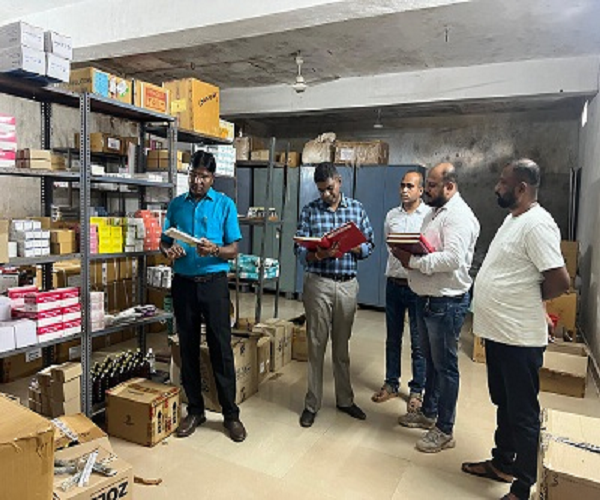 कलेक्टर ने बकावण्ड विकासखण्ड के स्वास्थ्य केन्द्र का किया औचक निरीक्षण