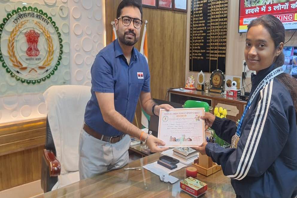 कलेक्टर लंगेह ने शूटिंग खिलाड़ी मेघा तिवारी की उपलब्धियों पर दी बधाई