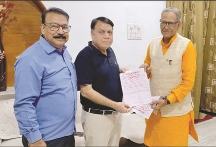 गायत्री महायज्ञ का निमंत्रण देने बालाघाट से पहुचे ट्रस्टी महेश