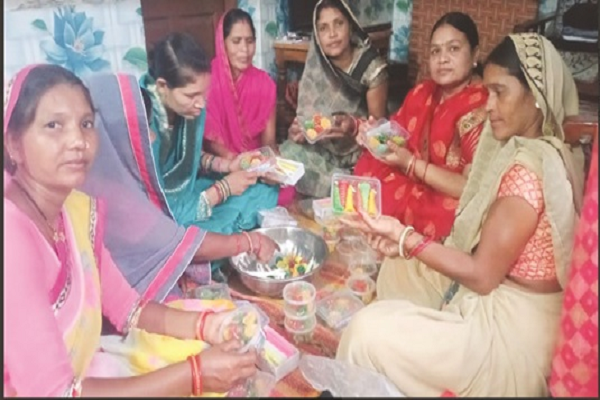महिलाओं ने मोमबत्ती बेचकर कमाये 20 हजार रूपए