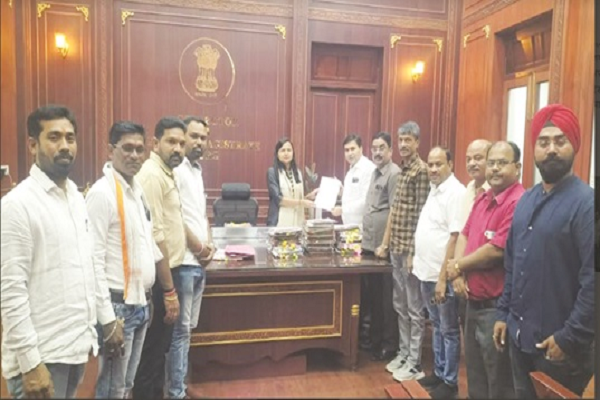 महापौर ने कलेक्टर को सौंपा मांग पत्र