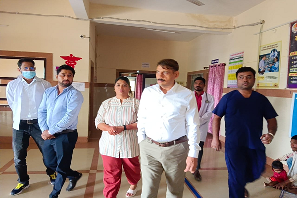 कलेक्टर ने कुकदूर सामुदायिक स्वास्थ्य केंद्र का आकस्मिक निरीक्षण किया, डाक्टर अनुपस्थित मिले, शोकॉज नोटिश जारी करने के निर्देश दिए