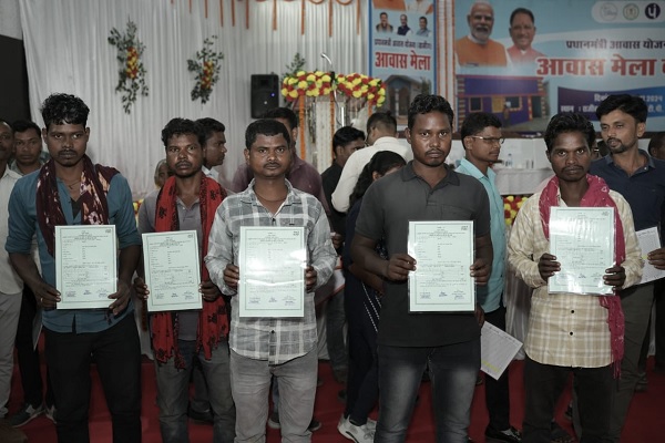 आवास मेले में उपमुख्यमंत्री श्री साव ने 404 हितग्राहियों को बांटे वनाधिकार पत्र