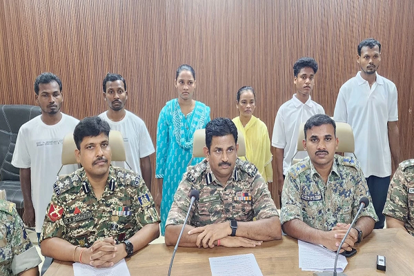  सुकमा में 24 लाख के इनामी 6 नक्सलियों ने किया सरेंडर, इनमें एक दंपती भी