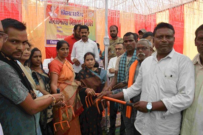 मोटर पंप पाकर हितग्राही सुरेश, जगतराम और जगेश्वर के चेहरे में छाई खुशी