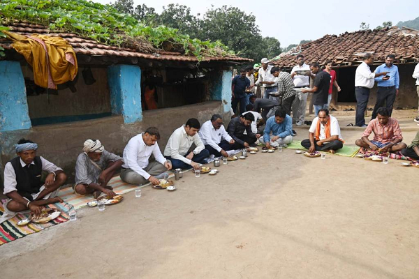 कबीरधाम के वनांचल क्षेत्र में कलेक्टर ने बैगा आदिवासियों के साथ किया भोजन