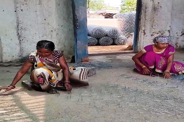 महिला सशक्तिकरण की मिसालः शेर ग्राम की सुआ महिला समूह ने तारजाली निर्माण को आजीविका का साधन बनाया