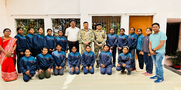 *नक्सल प्रभावित क्षेत्र के खिलाड़ियों ने पुलिस अधीक्षक श्री धर्मेंद्र सिंह(IPS) से की मुलाकात*  *पुलिस अधीक्षक ने खिलाड़ियों का हौसला बढ़ाते हुए दीं शुभकामनाएं*