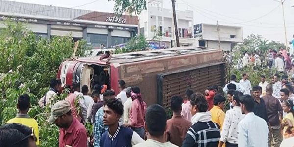 बालोद में पलटी यात्री बस, 15 घायल...