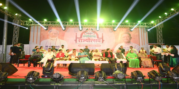 जशपुर के रणजीता स्टेडियम में आयोजित हुआ राज्योत्सव का भव्य कार्यक्रम : मुख्य अतिथि सांसद चिंतामणि महाराज ने कहा हमारी सरकार जनजन तक पहुंच रही है शासन की योजनाएं,राज्योत्सव में सांस्कृतिक कार्यक्रमों में जमकर झूमी जशपुर की जनता
