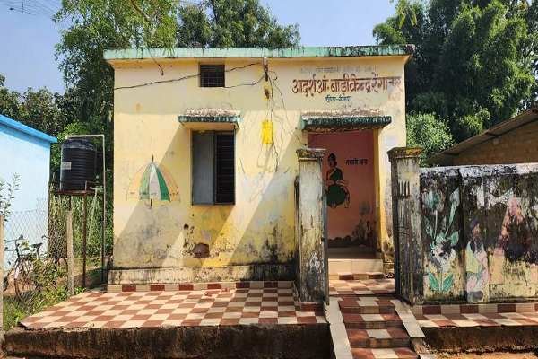 जर्जर भवन, पेयजल और बिजली की कमी से जूझ रहे आंगनबाड़ी केंद्र