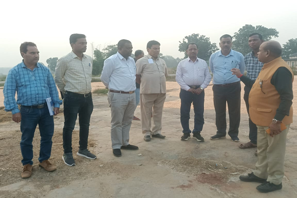 कमिश्नर चुरेंद्र ने बगीचा के धान खरीदी केंद्र का किया आकस्मिक निरीक्षण