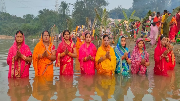 स्ताचल के सूर्य को अर्घ्य देने कोरबा के छठ घाटों में उमड़ा आस्था का रेला