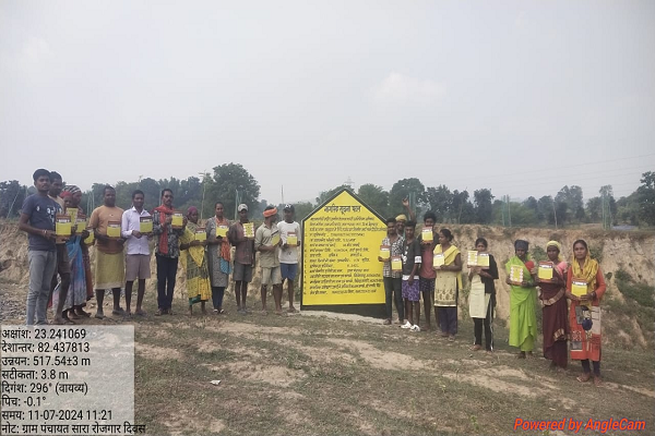 जाब कार्ड अपडेट करते हुए कार्यस्थलों पर मनाया गया रोजगार दिवस