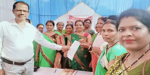 आंगनबाड़ी कार्यकर्ता-सहायिका संघ का धरना