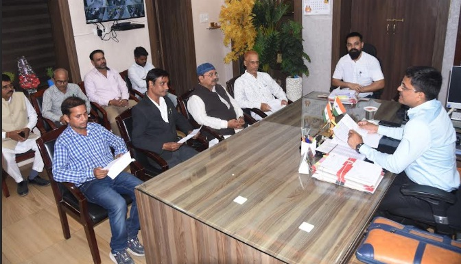 कलेक्टर ने ली राजनीतिक दलों की बैठक