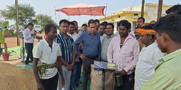 कलेक्टर ने विधि विधान से किया धान खरीदी का शुभारंभ