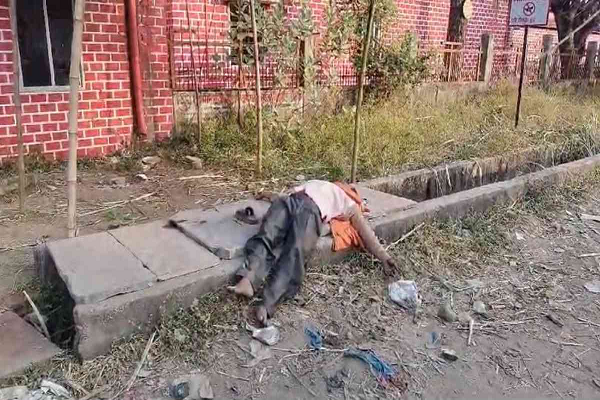 आत्मानंद स्कूल के सामने मिली लाश, इलाके में मचा हड़कंप