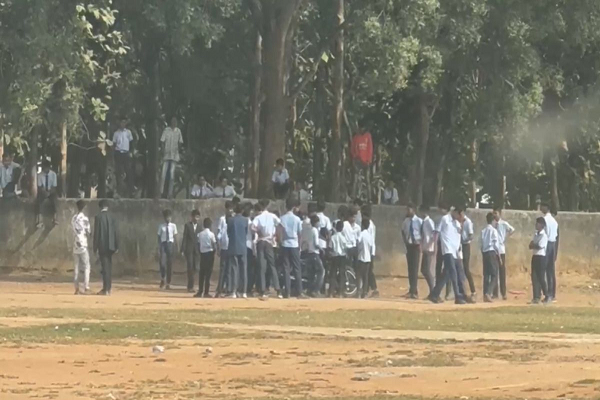 स्कूल के बाहर छात्रों के बीच हुई जमकर मारपीट, एक का फूटा सिर