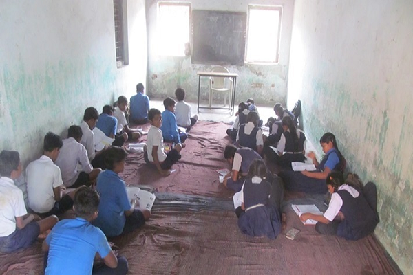 देरी से स्कूल पहुंचने वाले शिक्षकों की खैर नहीं